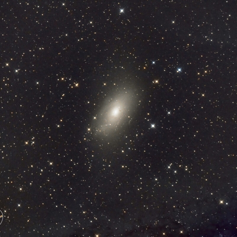 Messier 110, auch bekannt als NGC 205, ist eine Zwergelliptische Galaxie im Sternbild Andromeda, die ein Satellit der Andromeda-Galaxie in der Lokalen Gruppe ist