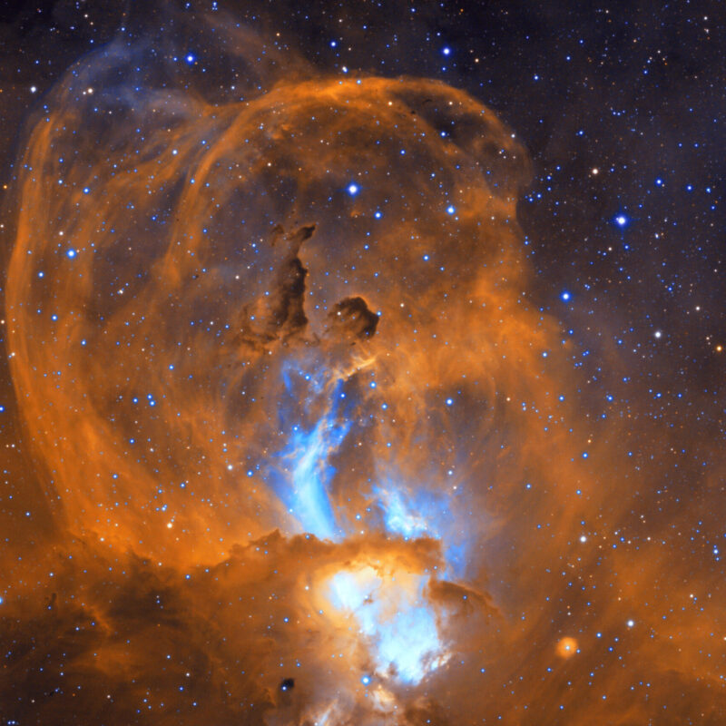 NGC 3576 ist ein Emissionsnebel im Sternbild Kiel des Schiffs, welcher etwa 9.000 Lichtjahre von der Erde entfernt ist.