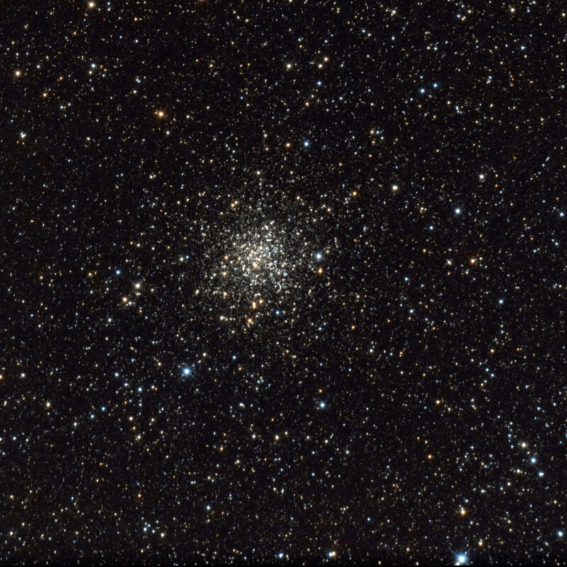 Messier 71 (auch als NGC 6838 bezeichnet) ist ein +6,1 mag heller Kugelsternhaufen mit einer Winkelausdehnung von 7,2' im Sternbild Pfeil.